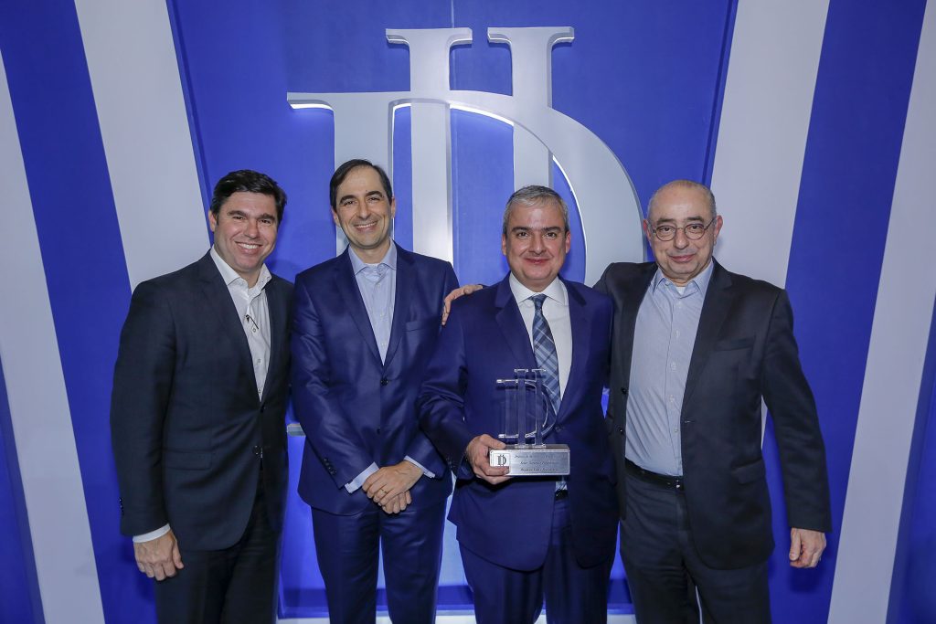 Da esq. para a dir.: O Superintendente Executivo Marcelo Rossetti, o Diretor de Marketing Alexandre Nogueira, o Presidente do Grupo Bradesco Seguros Vinicius Albernaz, e o Diretor Claudio Leão